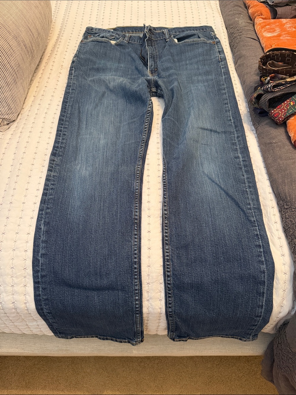 Levi's Men's Relaxed Jeans in Medium Blue Wash - Picture 5 of 5